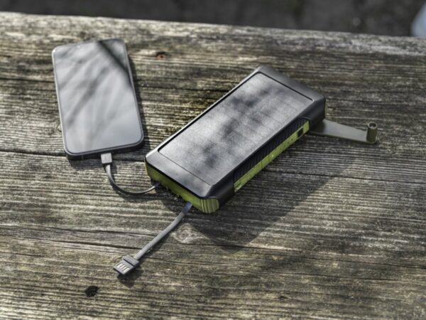 Soldy powerbank solarny o pojemności 10 000 mAh z dynamem wykonany z tworzyw sztucznych pochodzących z recyklingu z certyfika