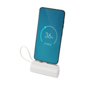 Eko Alnair powerbank o pojemności 5000 mAh i mocy 10 W, wykonany z tworzyw sztucznych pochodzących z recyklingu, z wbudowaną podstawką i kablem 2 w 1 12447201